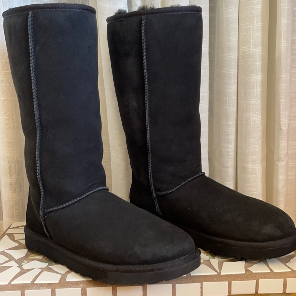 UGG BOOTS TALL BLACK WOMENS SIZE 10 or MENS SIZE 8